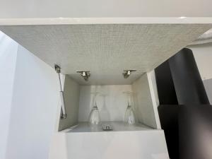グルガオンにあるKiki Stay - Loft Studio Apartmentの洗面台に2本の花瓶が置かれたバスルーム +83枚の写真