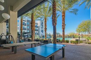 斯科茨Convenient Stay Close to Mayo & Desert Ridge with Pool & Gym - S309的棕榈树庭院内的乒乓球桌