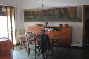 クエルチアネッラにあるCasa Fuciniのキッチン(木製テーブル、テーブル、椅子付)
