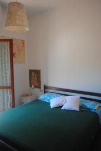 クエルチアネッラにあるCasa Fuciniのベッドルーム1室(枕2つ付)