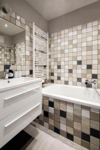 a bathroom with a tub and a sink at grätzlhotel Meidlinger Markt in Vienna