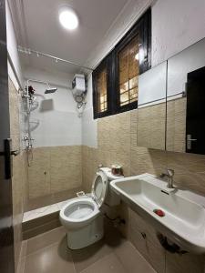 un baño con inodoro y lavabo en BnV homes, en Dar es Salaam