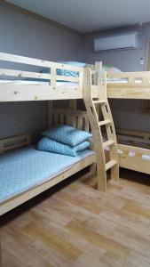 Divstāvu gulta vai divstāvu gultas numurā naktsmītnē The 1st Andong Hostel