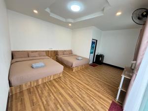 a room with two beds and a couch in it at ไท่เฉิน รักไทย Tai Cheng RakThai in Ban Rak Thai