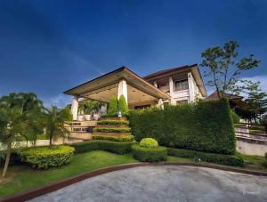 een huis met een tuin ervoor bij Mata Pavilion in Loei