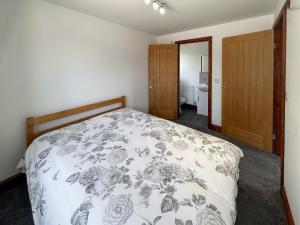 Un dormitorio con una cama con una colcha floral. en Cassia Lodge, en Burnham-on-Sea