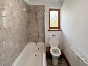un baño con inodoro y bañera en Cassia Lodge, en Burnham-on-Sea 3 fotos más