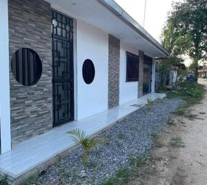 un edificio di mattoni con una porta sul lato di Cozy House in Tarapoto with Air Conditioning a Tarapoto