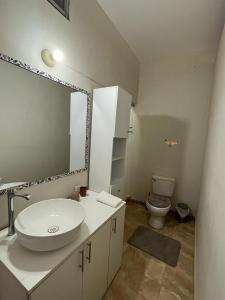 un bagno con lavandino e WC di Cozy House in Tarapoto with Air Conditioning a Tarapoto Altre 12 foto
