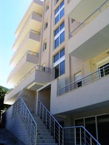 ein Gebäude mit einer Treppe, die zu einem Gebäude führt in der Unterkunft Apartments Belmont Becici in Budva