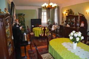 a living room with a table with a green table cloth at Vila Ana Generoes Bled in Bled