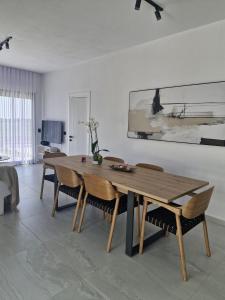 ドゥラスにあるVilla ENIの木製のテーブルと椅子のあるダイニングルーム