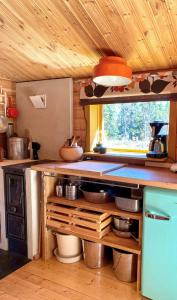una cucina con bancone, pentole e padelle di Forest Cabin Near Trillevallen Ski Resort a Trillevallen