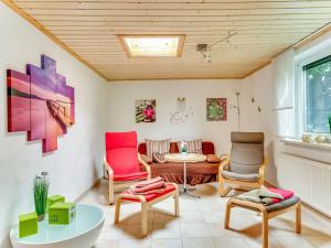 a living room with two chairs and a table at Ferienwohnung im Herzen Ilsenburgs in Ilsenburg