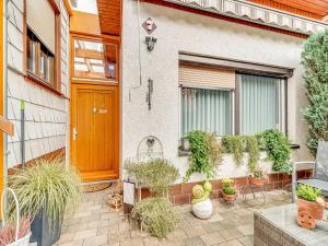 a house with a wooden door and some plants at Ferienwohnung im Herzen Ilsenburgs in Ilsenburg