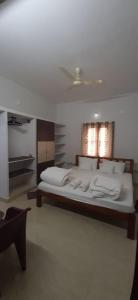 Un dormitorio con una cama grande y una ventana. en Om Homestay, en Tirupati