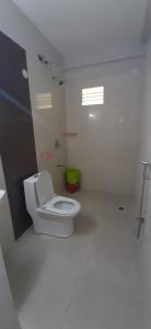 Habitación blanca con baño y aseo. en Om Homestay, en Tirupati 10 fotos más