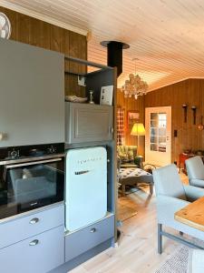 a kitchen with an oven and a living room at Family Cabin With Charm in Mesnali