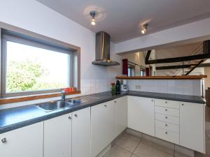 Dapur atau dapur kecil di Spacious Countryside Farm Stay +22 gambar