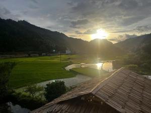 a view of a river with the sun in the background at Chải Eco Home in Mù Cang Chải