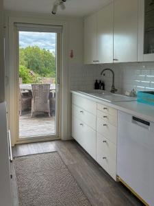 Imagen de la galería de Sommerhus Med Pool På Bakketop I Ostra Knall, en Eskilstuna