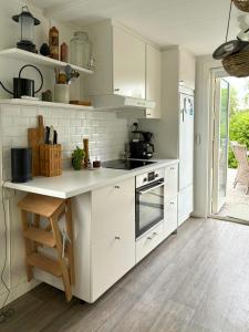 Imagen de la galería de Sommerhus Med Pool På Bakketop I Ostra Knall, en Eskilstuna