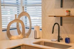 Ένα μπάνιο στο Scottsdale Stay Near Grayhawk Golf & Kierland Commons - Parking Available - N317