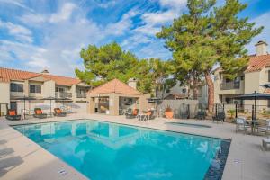 ein Swimmingpool in einem Hof mit Stühlen und Bäumen in der Unterkunft Family-Friendly Stay , Tennis & Basketball Courts, King Beds & Parking- H2167 in Scottsdale