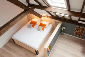 una vista sul soffitto di un letto in un soppalco di Ruyge Weyde Logies, Eco Farm a Oudewater