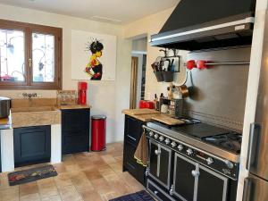 Dapur atau dapur kecil di Renovated Sheepfold Near Fayence In Provence