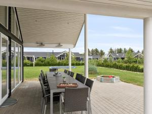 Nørre NebelにあるLuxury Retreat with Pool - By Traum Ferienwohnungenのテーブルと椅子のあるパティオ +27枚の写真