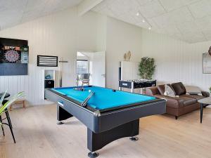 Nørre NebelにあるLuxury Retreat with Pool - By Traum Ferienwohnungenのビリヤード台のあるリビングルーム
