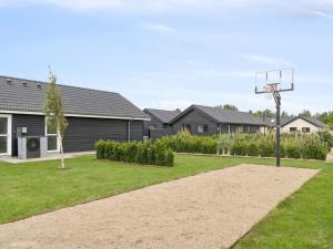 einen Basketballkorb im Hof eines Hauses in der Unterkunft Luxury Retreat with Pool - By Traum Ferienwohnungen in Nørre Nebel + 25 Fotos