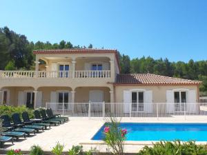 uma casa grande com piscina e cadeiras em Vineyard Villa Bliss em Montbrun-des-Corbières mais 31 fotografias