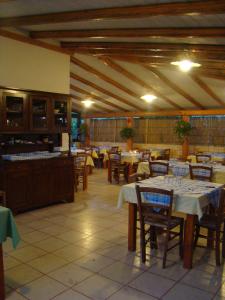 una sala da pranzo con tavoli e sedie in un ristorante di Agriturismo L'Agrumeto a Otranto