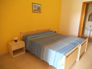 una camera con un letto e un lavandino di Agriturismo L'Agrumeto a Otranto