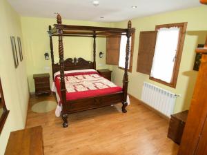 Łóżko lub łóżka w pokoju w obiekcie Apartamentos Rurales Casa Tata
