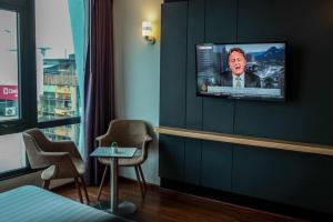 TV a/nebo společenská místnost v ubytování The Three Hat Yai