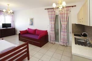 Kuchyň nebo kuchyňský kout v ubytování Nereids Apartments and Studios
