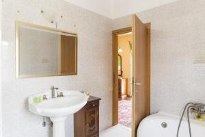 y baño con lavabo, aseo y bañera. en Vacationers Refuge en Anzio