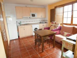 kuchnia ze stołem i salon w obiekcie Apartamentos Rurales Casa Tata w mieście Villaviciosa