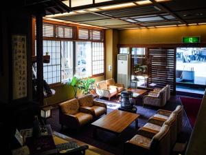 a living room with couches and a table at 綿屋旅館 in Tsunan