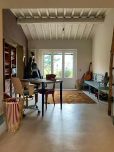 una sala de estar con una mesa y sillas en Restored Farmhouse Between Rome And Florence, en Parrano