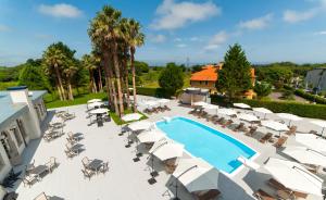 an overhead view of a pool with chairs and umbrellas at Hotel La Palma de Llanes in Llanes