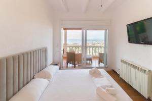 a living room with a bed and a flat screen tv at WELCS VILLA 281 EMP con piscina compartida in Roses +46 photos