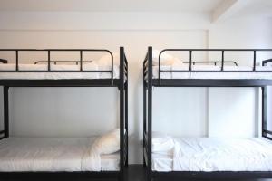 Dos literas una al lado de la otra en una habitación en L22 HOSTEL, en Ban Khlong Samrong 10 fotos más