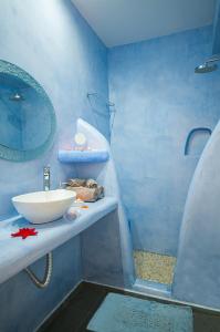 Ένα μπάνιο στο Blue Dream - Santorini