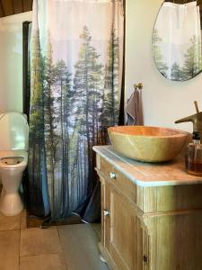 Bilik mandi di Rustic Summer House Near Child-Friendly Beach