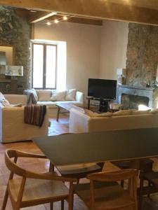 sala de estar con sofás y chimenea en Maison du Bourg en Samoëns