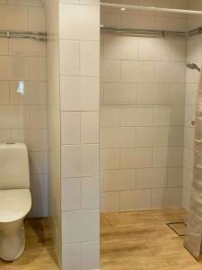 Ένα μπάνιο στο Apartment In Historic School In Peaceful Småland